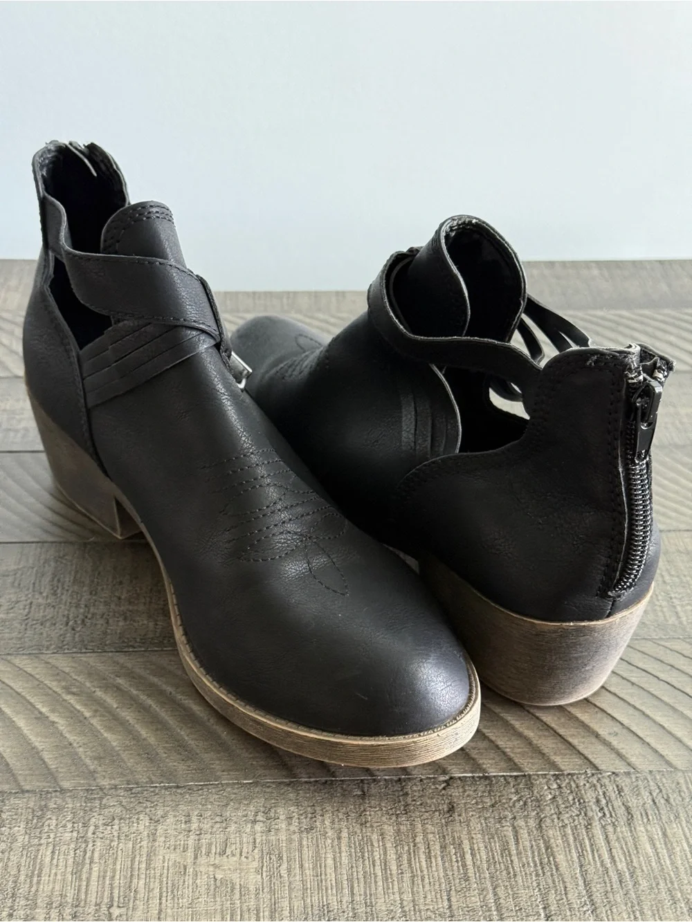 Jellypop Women's Black Cutout Buckle Ankle Boots Size 8.5